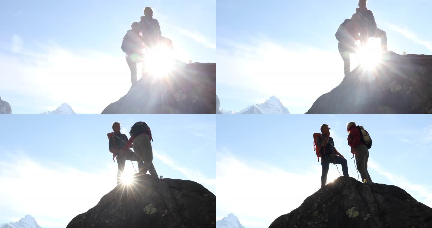 登山夫妇到岩石顶峰