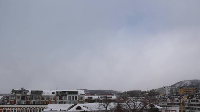 冬日天空阴云密布雪花纷飞灰色云团恶劣天气