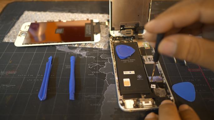 技术人员维修损坏的智能手机