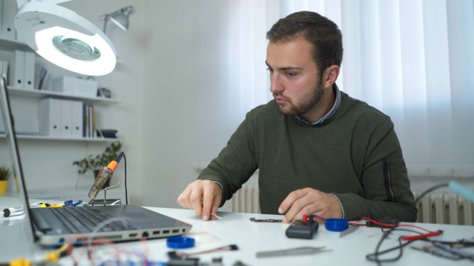 电子工程师在工作中使用笔记本电脑