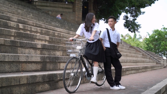 校园情侣约会牵手学生放学骑自行车浪漫爱情