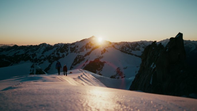 山区徒步旅行夕阳落山下山