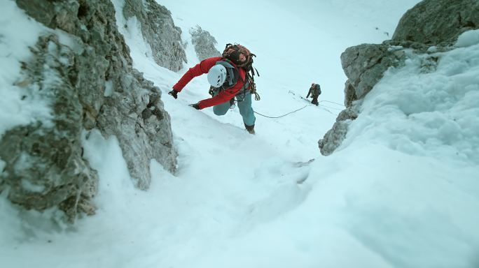 冬季登山者在恶劣条件下攀爬的LD照片