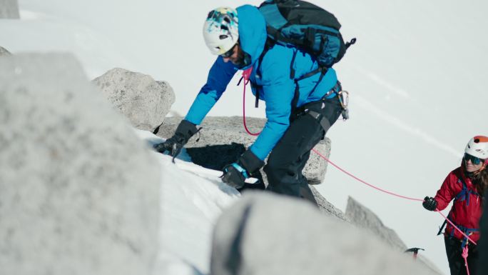 登山者外国人攀登雪山安全绳探险冒险