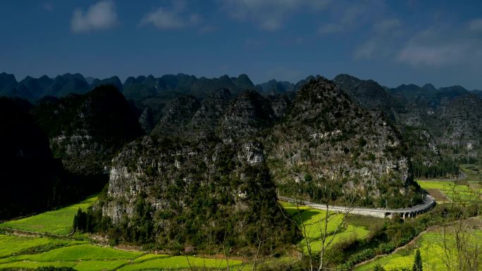 喀斯特峰林中的村庄和油菜花田