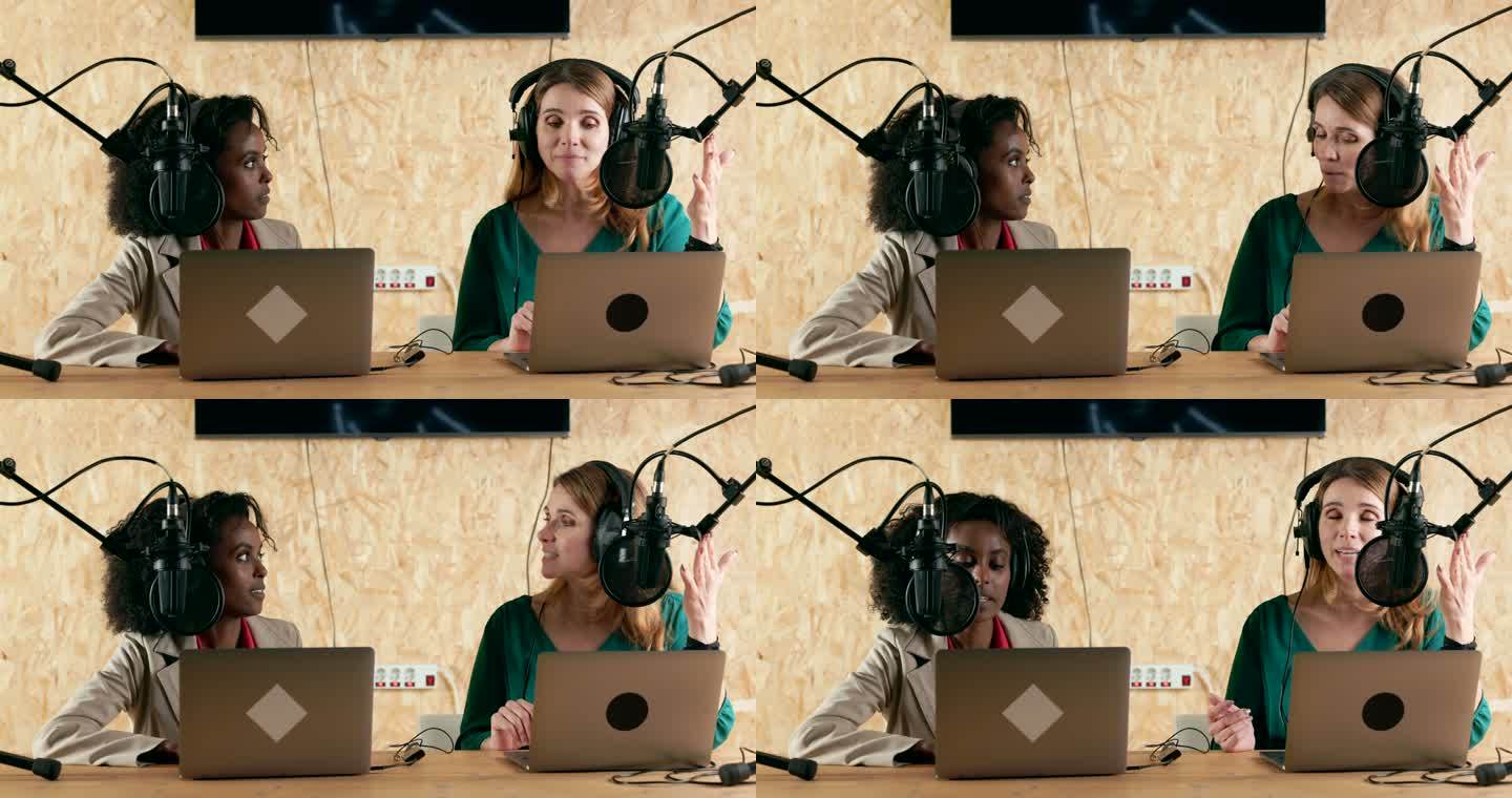 两个女人在聊天并录制播客。
