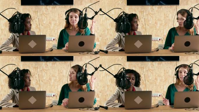 两个女人在聊天并录制播客。