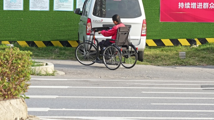 残疾人手摇轮椅车马路上行驶