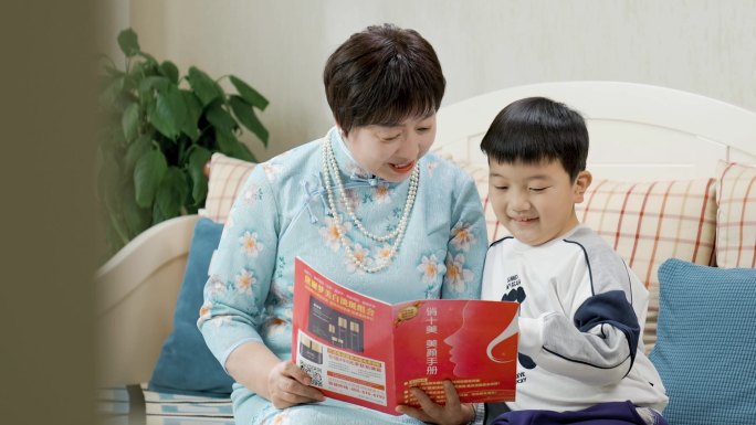 幸福时光陪伴孙子玩耍给奶奶捶背在客厅看书