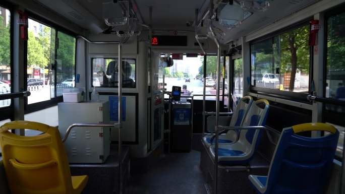 公交车运行驾驶视角