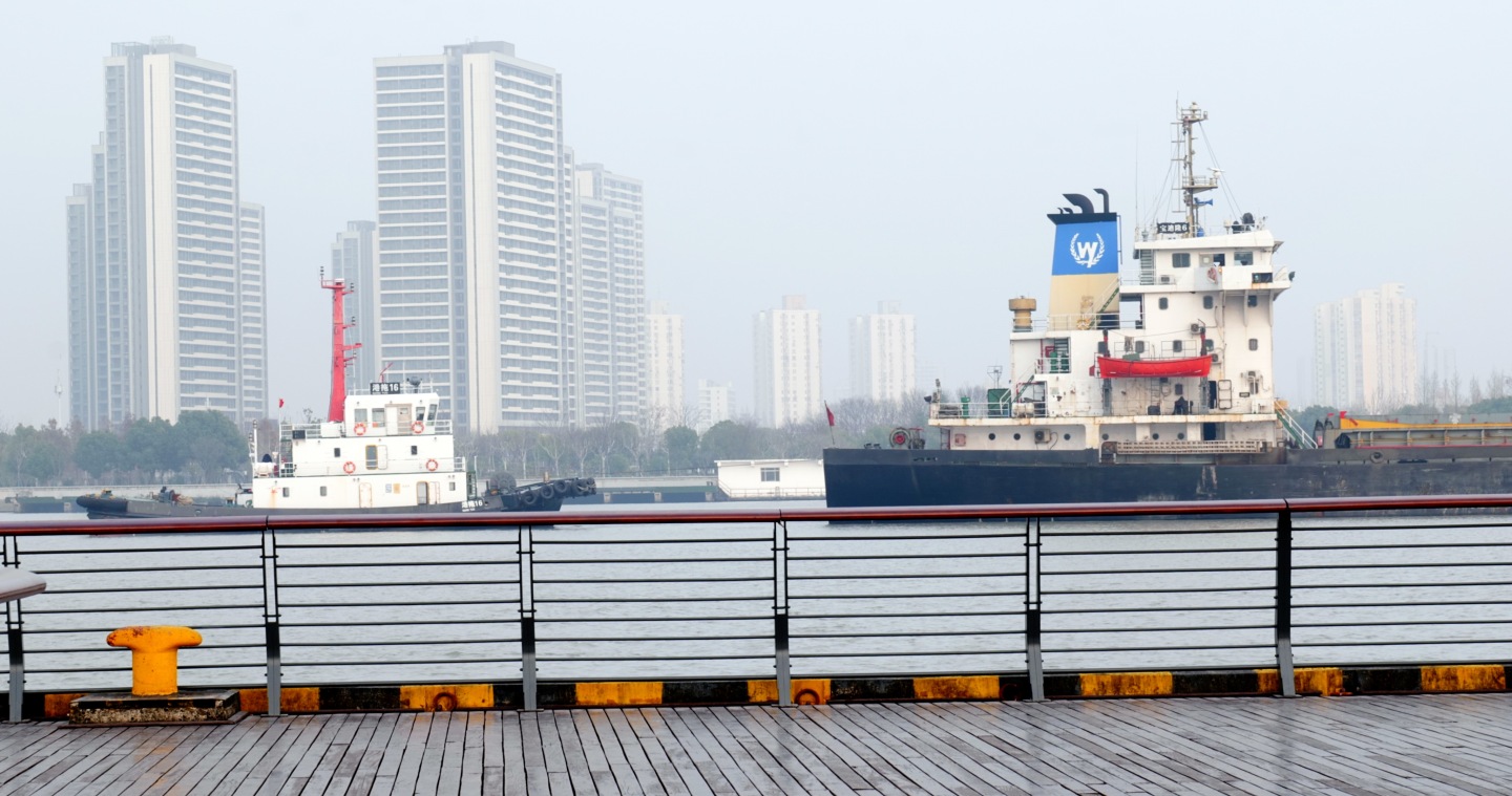 黄浦江西岸滨江的轮船和慢跑观光人群