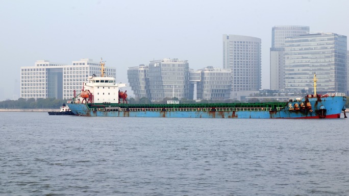 黄浦江西岸滨江的轮船和慢跑观光人群