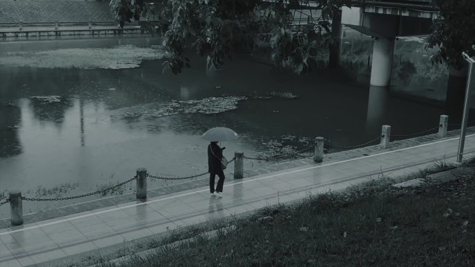 下雨天撑伞的路人江南潮湿雨天气氛