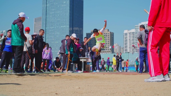 中小学生运动会跳远比赛