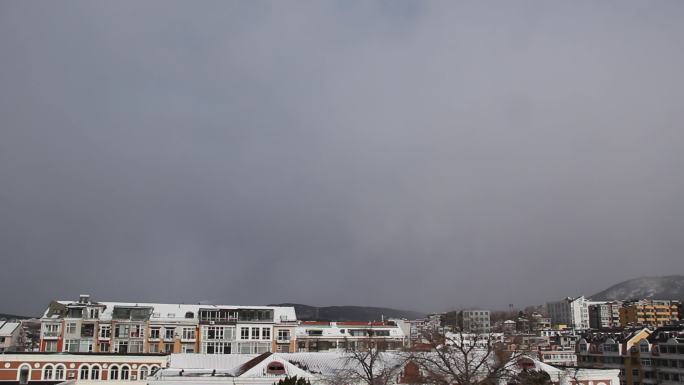 冬日天空阴云密布雪花纷飞灰色云团恶劣天气