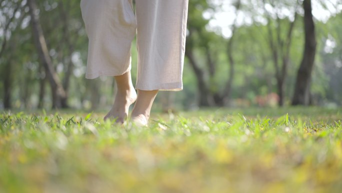 在大自然中冥想瑜伽的女性腿部行走特写