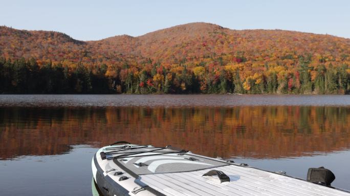 秋天，加拿大魁北克省特伦布兰特山国家公园，Lac Monroe湖上的一个直立式桨板上的POV。