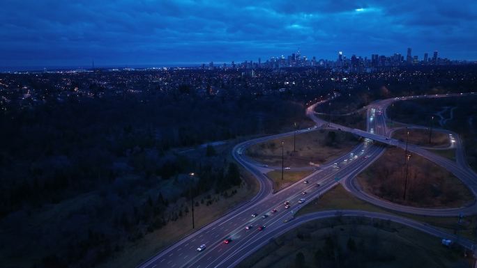 鸟瞰多伦多Don Valley Parkway（DVP）的冬季，背景是多伦多市中心。