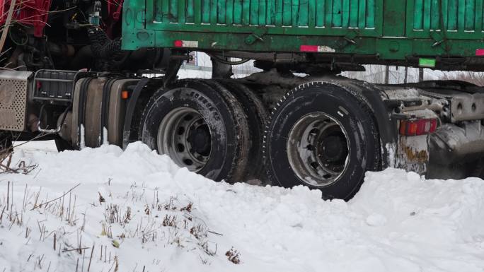 雪天大挂车轮胎打滑