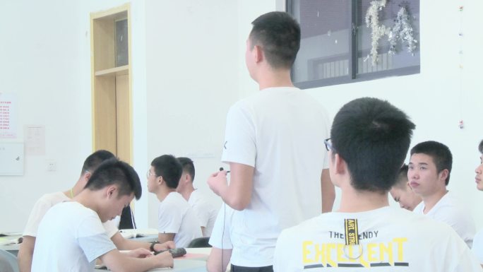 大学课堂小组讨论大学教室