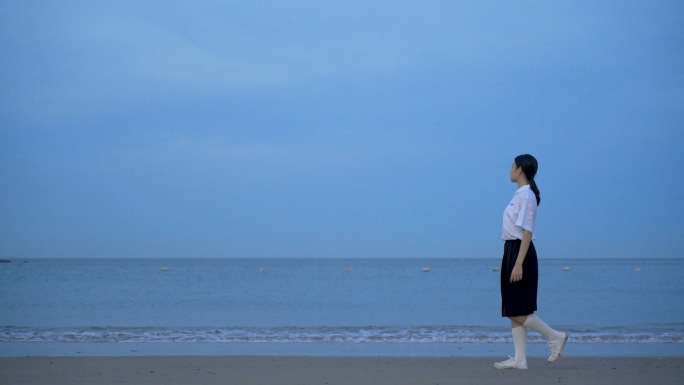 美女学生海边漫步伤感女孩散步站在海边看海