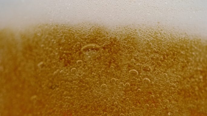 SLO MO LD泡沫在倒入啤酒时产生