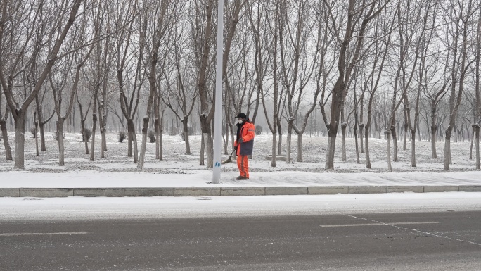 雪后环卫工人扫雪