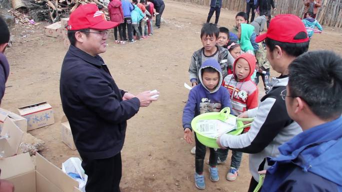 偏远山区公益助学小学生领取学习用品