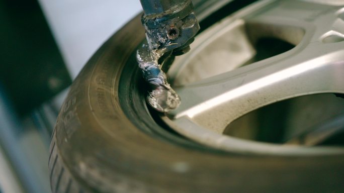 汽车安装轮胎车胎汽修车胎打磨