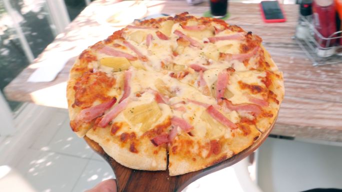 奶酪日奶酪芝士披萨端上来国外餐桌