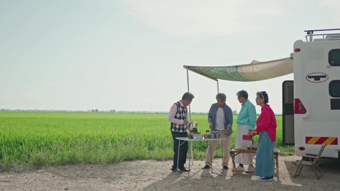 上午，一位亚洲华裔老人在稻田露营车旁为他的老朋友们煮咖啡