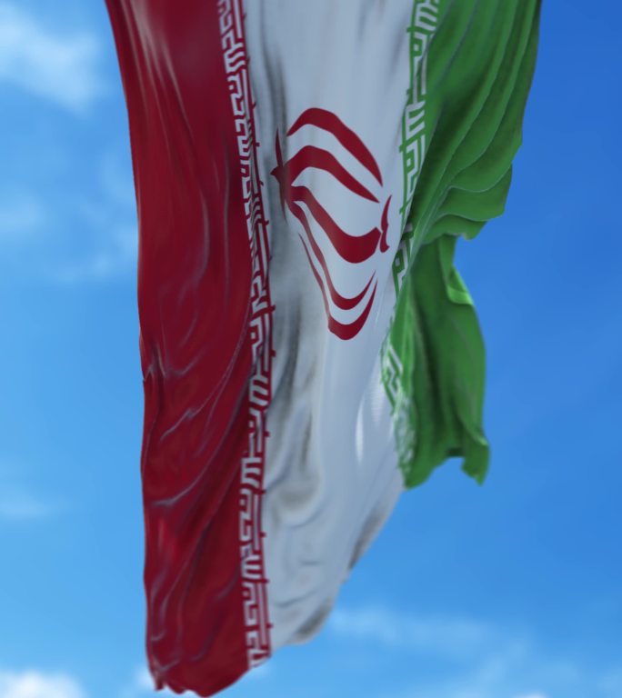 垂直的伊朗国旗在4K分辨率的蓝天下缓缓飘扬