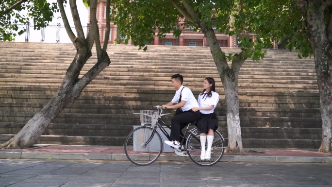 校园学生情侣约会牵手放学骑自行车浪漫爱情