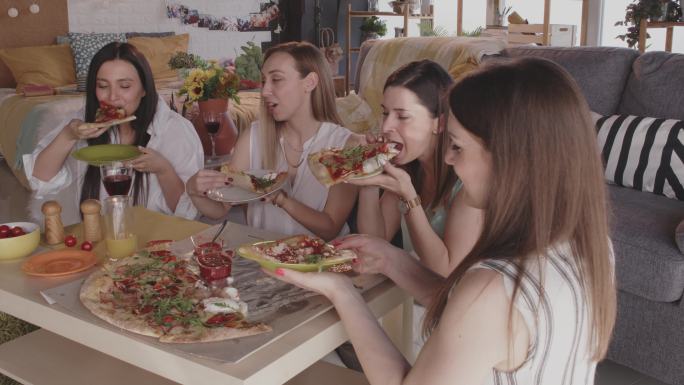 四个女人午餐吃披萨，出去玩