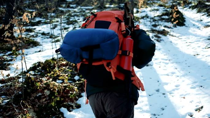 徒步雪山4K负重前行自驾游爬山勇攀高峰