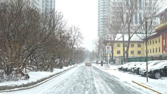 雪天哈尔滨街道开车视频