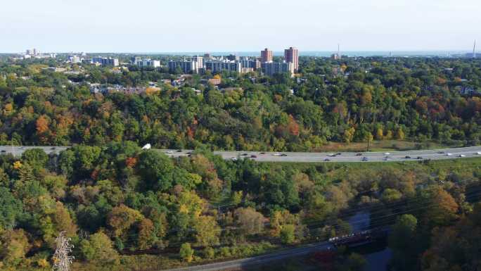 多伦多Don Valley Parkway（DVP）秋季鸟瞰图
