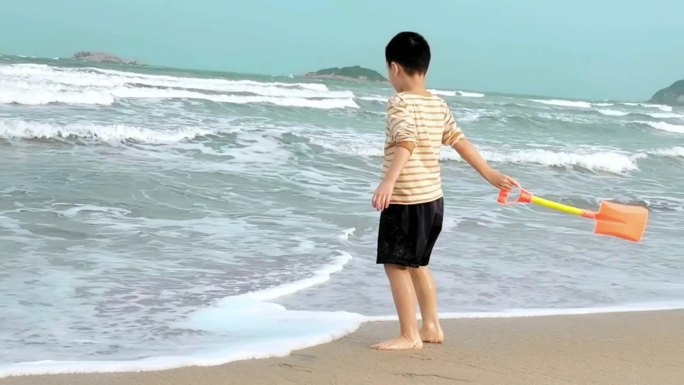 小孩海边玩耍