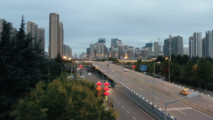 日落时城市交通鸟瞰图
