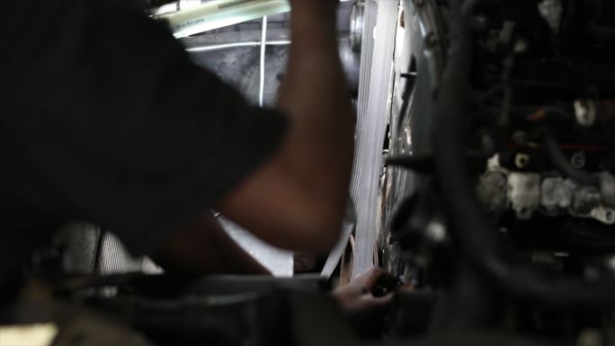 柴油机技师在发动机上工作。