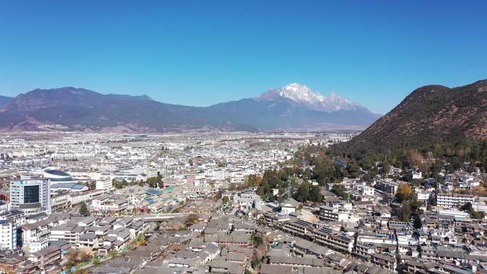 丽江古城市区玉龙雪山航拍