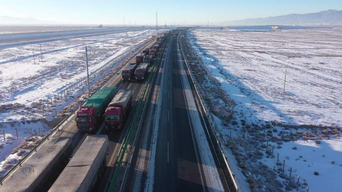 雪后山区高速公路拥堵车流