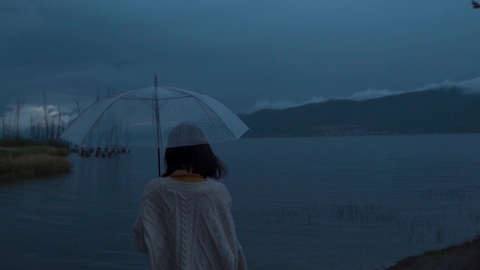 湖边 下雨 打伞 女孩 忧伤 洱海边阴天