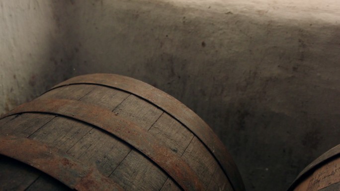 棕色木桶发酵地下酿酒