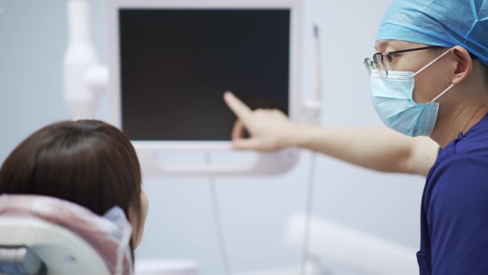 男牙医和女患者关爱健康看病病情分析