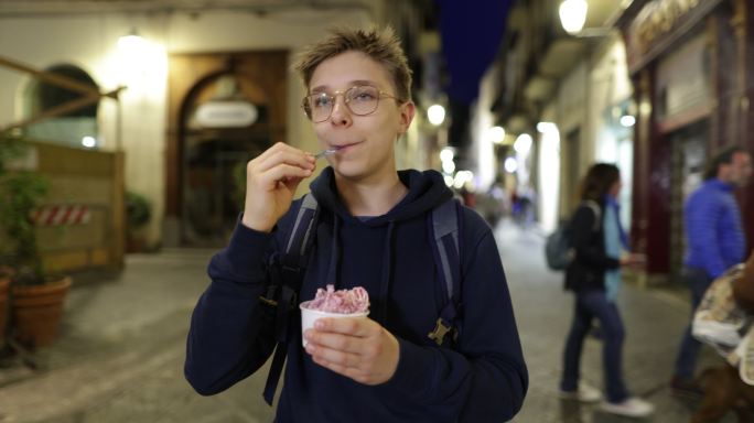 在西西里岛的塞法鲁镇，十几岁的男孩正在享用一杯冰淇淋