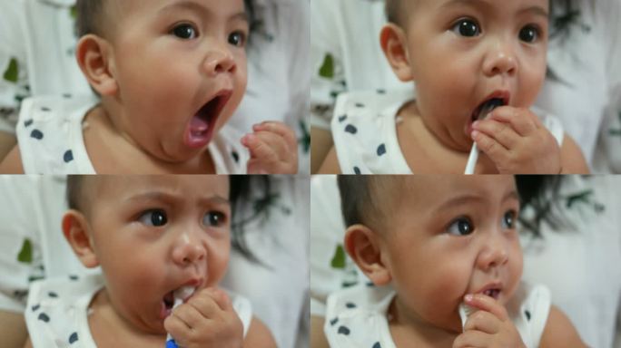 婴儿在嘴里玩塑料玩具