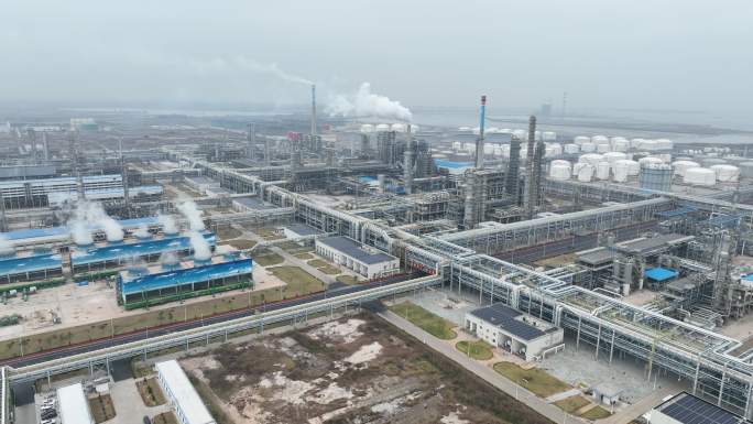 中科炼化航拍 炼油厂烟囱废气排放