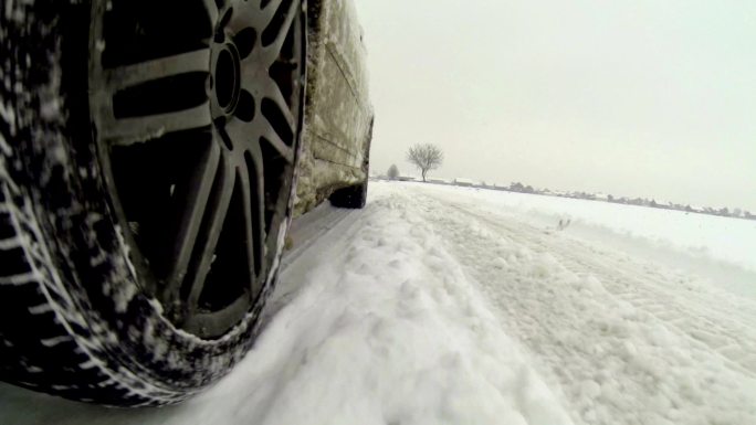 在雪地上行驶雪地行车轮子近景压雪