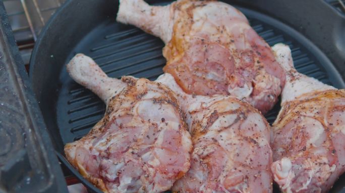 经过调味的大鸡翅可以在烧烤锅上烤。